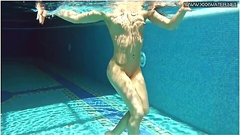 Milf Babe Nicole Pearl Shaking Ass Underwater