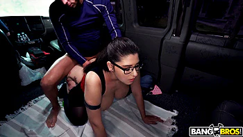 Gold-digger Hops on The Bus