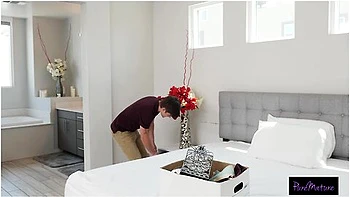 Jordan Maxx Makes Mover Stuff Her Box