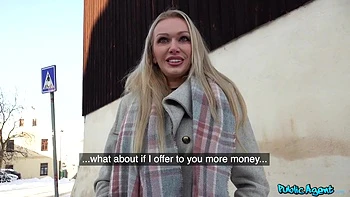 Amber Jaynes Alluring Curves In Outdoor Passion