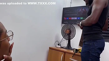 Akillies Black In Meu Vizinho Veio Me Ajudar Com O Ventilador Que Estava Ruim. Eu Agradeci Mamando A Rola Preta Dele E Dando Gostoso, Tudo E Uma Troca