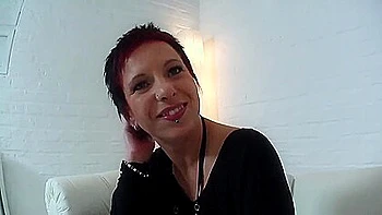 Milf Kim Und Der Riesen Dildo In Der Fotze