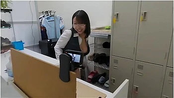 Breaking Into The Company Of A Beautiful Older Sister With Glasses ... (1) Kiss, Lick Nipples, Put A Raw Dick In The Ass, And Finally Swallow