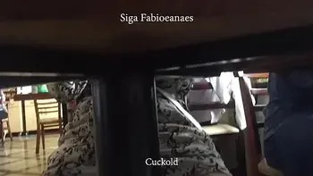 Sensual. Depois da transa a hotwife é acompanhada pelo Amigo tira uma casquinha dela no restaurante debaixo da mesa e corno filmando e legendando