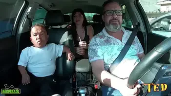 O anão da praça é nossa entra na carona e não resiste a bunda da Pamela Pantera - Zezinho Teves