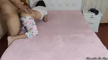 Mi Tio En Ley me Engaño - Me Grabo Mientras me Tocaba mi Cuerpo e Introdujo su Polla en mi Vagina