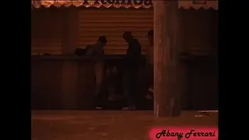 Fazendo Sexo com Vários Desconhecidos no Quiosque da Praia