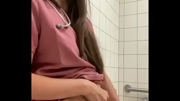 enfermera se masturba en el baño del hospital