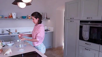 juste en petite culotte pour cuisiner