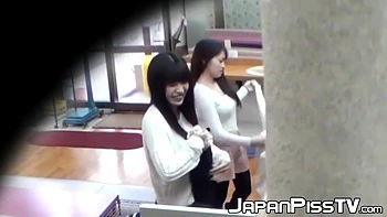 Films Three Petite Japanese Spraying Piss In The Bathhouse