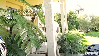 Practices An Intense Blowjob With Vanessa Cage