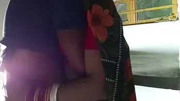 चिकन बना रही मैड को किचन स्टैंड पर चोदा  - साफ़ हिन्दी आवाज मे