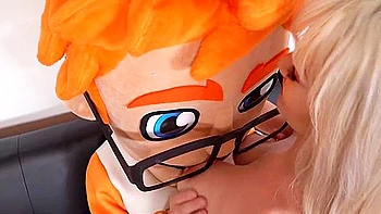 Porndude And Jessica Starling Have Wild Sex On His Black Leather Couch