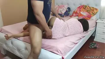 Padrastro Pervertido Manda a su Hijastra Pequeña e Inocente Que Lo Masturbe y se Trague su Leche