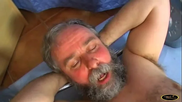 Un uomo maturo fa ginnastica insieme ad un ragazza mora e poi scopano in doccia