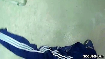 Teeny Bezahlt Den Helfer Mit Einem Harten Fick