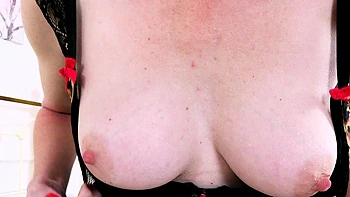 Skinny milf Scarlet's mature cunny is always ready