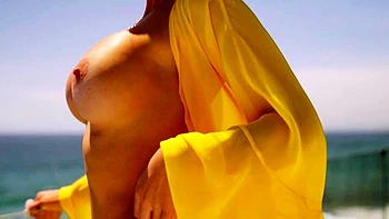 Curvy latina MILF babe exposes nude body