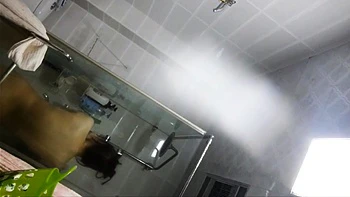 【シャワーを浴びて飲み物を飲む】容姿も気