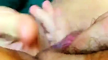 Vieille femme se fait doigter et jouit en solo  la webcam