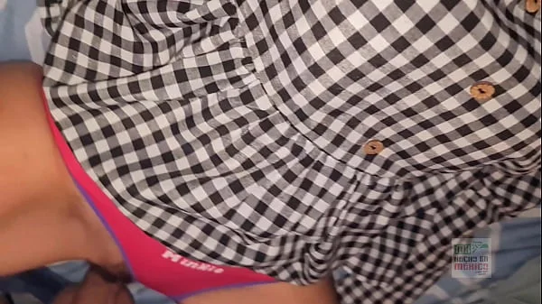 Mia se toma una pastilla para dormir después de la peda, no puede aguantarlo todavía usa calzones de niña y llena de pelos pero estoy seguro ya se la han cogido 2da parte