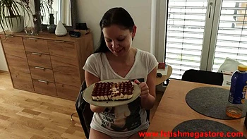 Crushing pearls by Crushing Austria: Amateur, Blonde  Brunette Porn