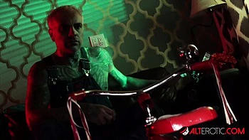 Watch fantastic Sascha Ink and Sami White's smut