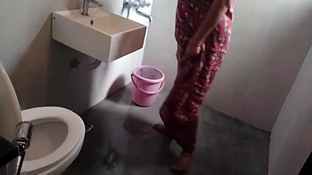 Chubby Indian Aunty Takes Hot Bath