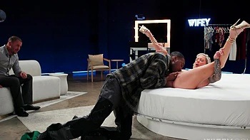 Hollywood Cash pounds Candice’s pussy in hardcore interracial