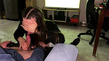 Hermosa Pequena Rubia Argentina Hace Una Mamada Profunda Mientras Vemos Futbol. Copa America Usa With Rubia Hermosa