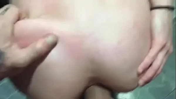 Je me fais prendre mon petit cul dans la salle de bain !