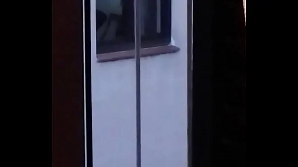 Exhibiciónista frente a la ventana