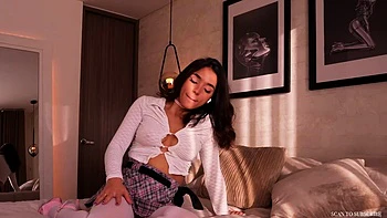 Young amateur teen in solo masturbation getting kinky