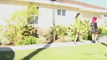 Gianna Michaels laisse Pinky lui bouffer la chatte alors qu'elle prend une grosse bite par derrière