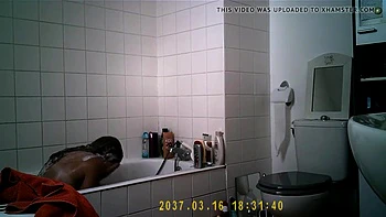 Big-ass Aylie cums hard in bath
