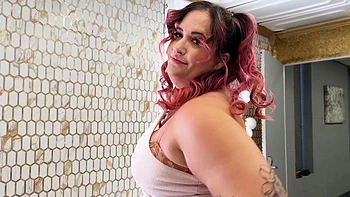 BBW Babe Tests New Sex Machine Behind the Scenes