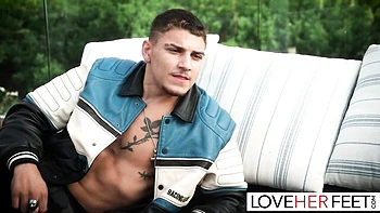 Anna Chambers and Victor Ray worship big ass feet hardcore