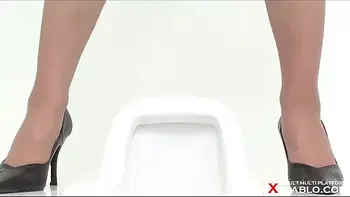 OL制服トイレ放尿　～女の子が一番恥ずかしい放尿シーンをじっくり鑑賞～