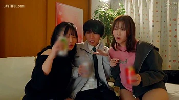 Сногсшибательная азиатка брюнетка трахается по-японски