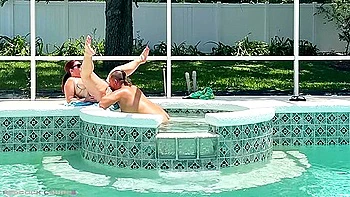 Brunette peluda y gorda lame sus enormes tetas en bikini