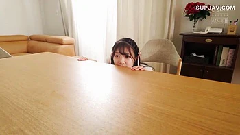 Brune japonaise Futaba participe à une orgie de groupe sauvage