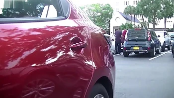 Milf faz boquete e tira a rola do amigo do marido no estacionamento