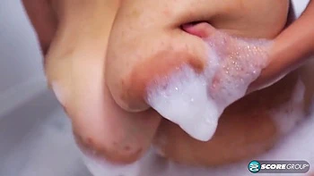 Asiatisches Amateurgirl mit riesigen Titten im Bad