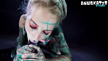 Chica hippie juega sola con juguetes anales alucinantes