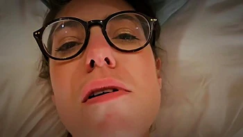 Mujer follada por otro, marido le empala la cara