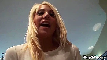 Blonde Teen mit Riesentitten geil gefickt