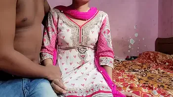 भाभी की खूबसूरती देकर बाजू वाले अंकल का मन नहीं माना तो चोद दिया