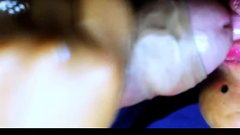 Stiefschwester wichst und bläst beim Netflix-Schauen, erwischt