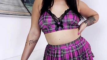 Brune polonaise aux gros seins se branle en bas