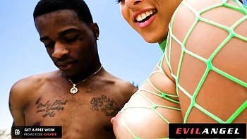 Gia Derza se traga un enorme polla negra y le follan el culo abierto